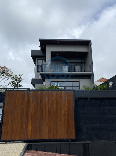 Yearly Rental 3-Bedroom Villa with Stunning Views in Ungasan